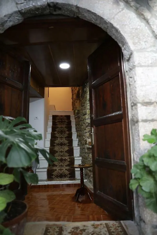Guest House Mikel Berat Bed & Breakfast